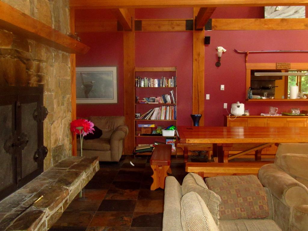 Alpine Lodge Whistler Exterior photo