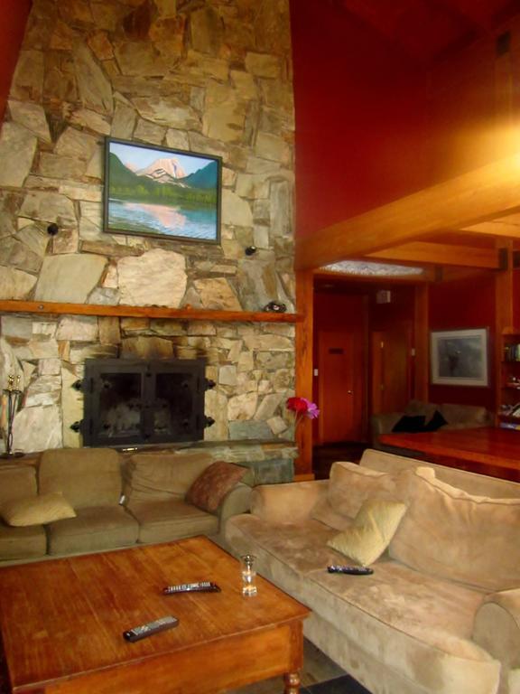 Alpine Lodge Whistler Exterior photo
